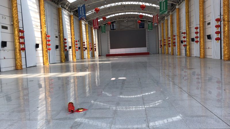 舞台搭建：钢化玻璃舞台板的价格考量